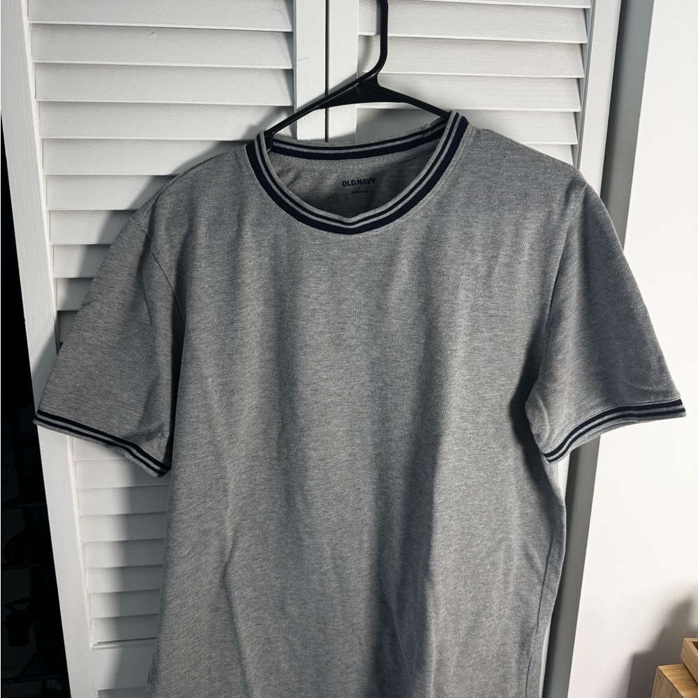 Old Navy Men's Gray Tee with Black Trim